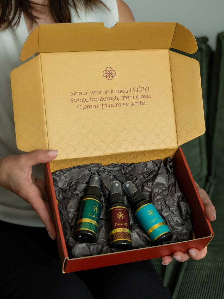 Cutia Nubra deschisă, cu trei parfumuri înăuntru
