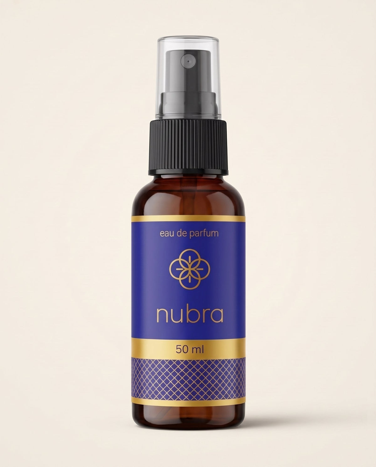 Nubra parfum 50 ml, etichetă albastră, flacon chihlimbariu pe fundal crem