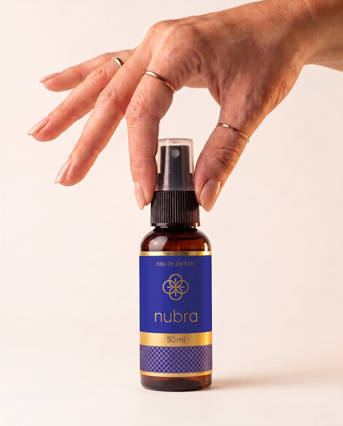 Nubra parfum 50 ml, etichetă albastră, în mână