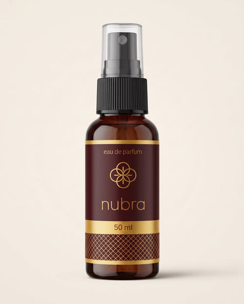 Nubra parfum 50 ml, etichetă bordo, flacon chihlimbariu pe fundal crem