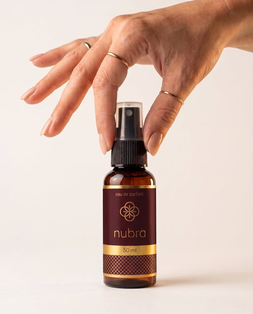 Nubra parfum 50 ml, etichetă bordo, în mână