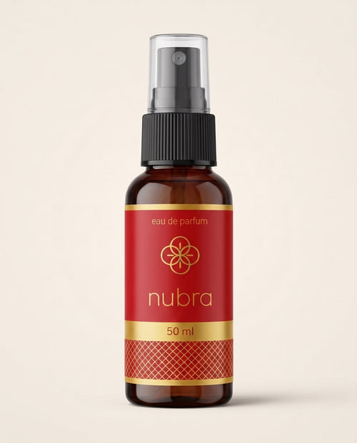 Nubra parfum 50 ml, etichetă roșie, flacon chihlimbariu pe fundal crem