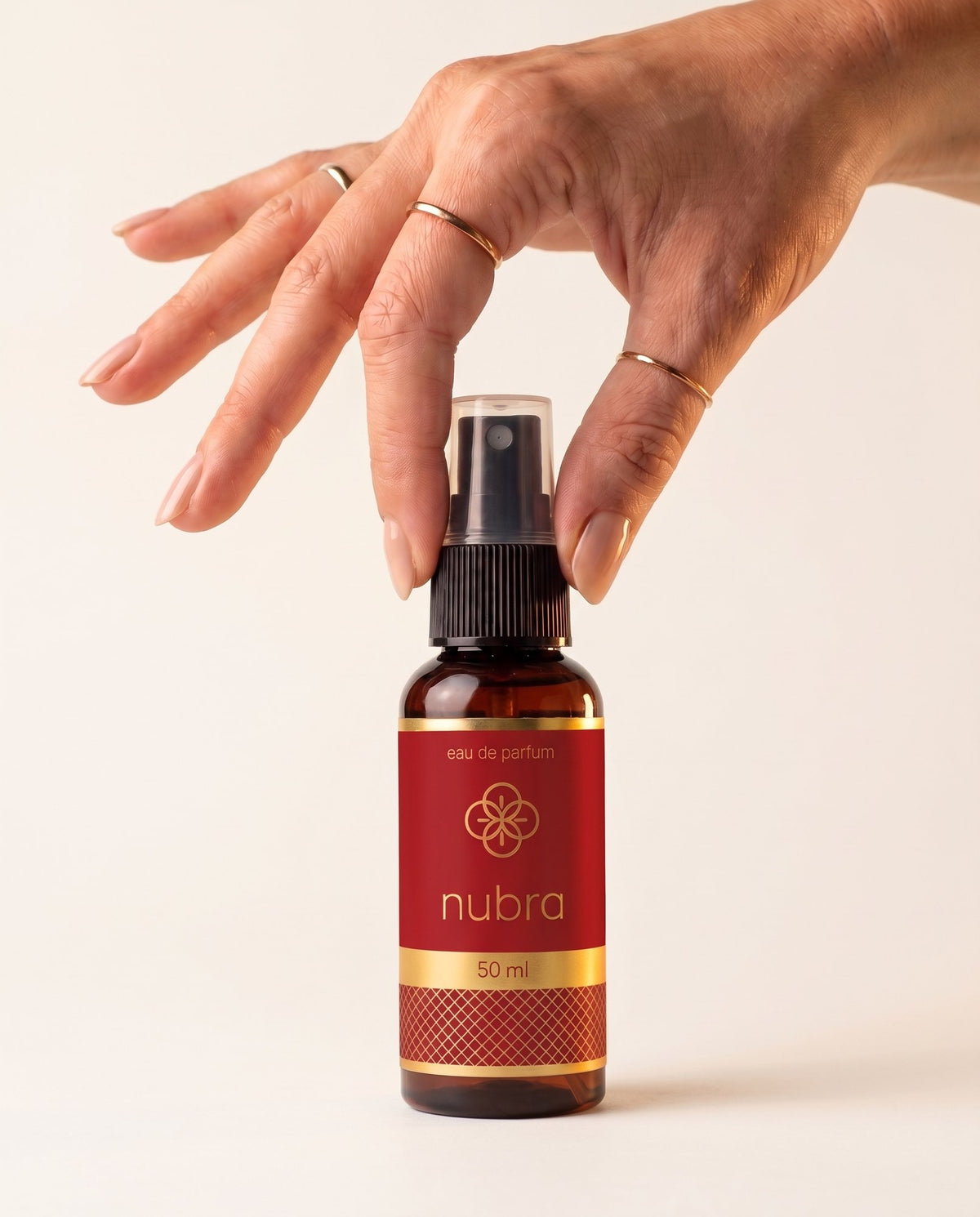 Nubra parfum 50 ml, etichetă roșie, în mână