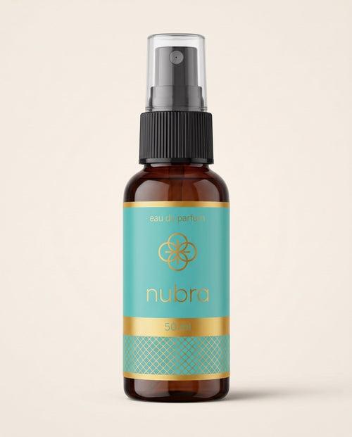 Nubra parfum 50 ml, etichetă turcoaz, flacon chihlimbariu pe fundal crem