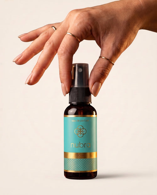 Nubra parfum 50 ml, etichetă turcoaz, în mână