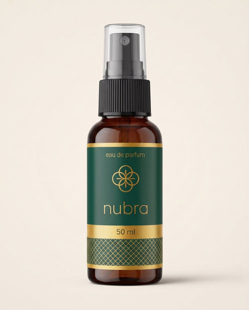 Nubra parfum 50 ml, etichetă verde, flacon chihlimbariu pe fundal crem