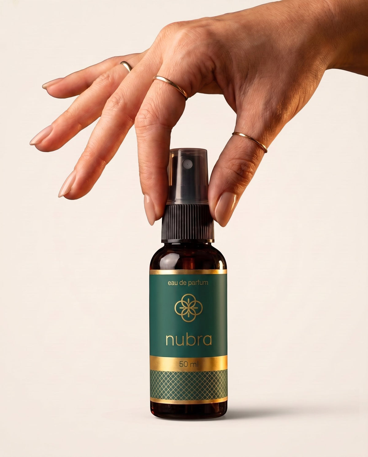 Nubra parfum 50 ml, etichetă verde, în mână
